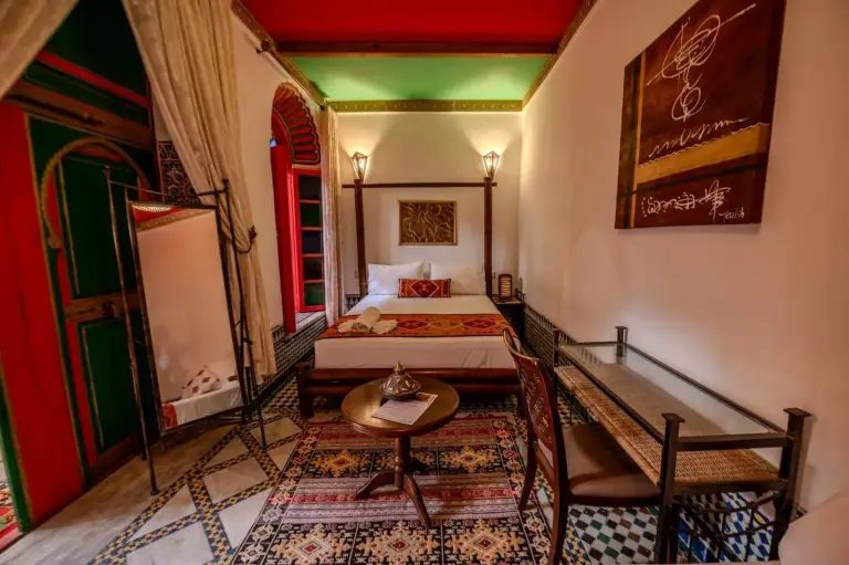 Acogedora habitación individual en Riad Lhaj Luxury Palace en Fes con decoración tradicional, textiles estampados y un escritorio