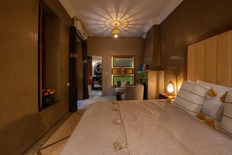 Gemütliches Deluxe-Zimmer mit warmen Tönen im Riad Livia Marrakech - Nur für Erwachsene
