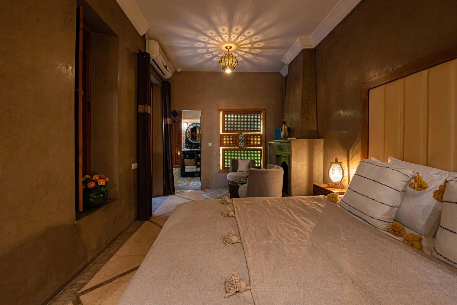 Gemütliches Deluxe-Zimmer mit warmen Tönen im Riad Livia Marrakech - Nur für Erwachsene
