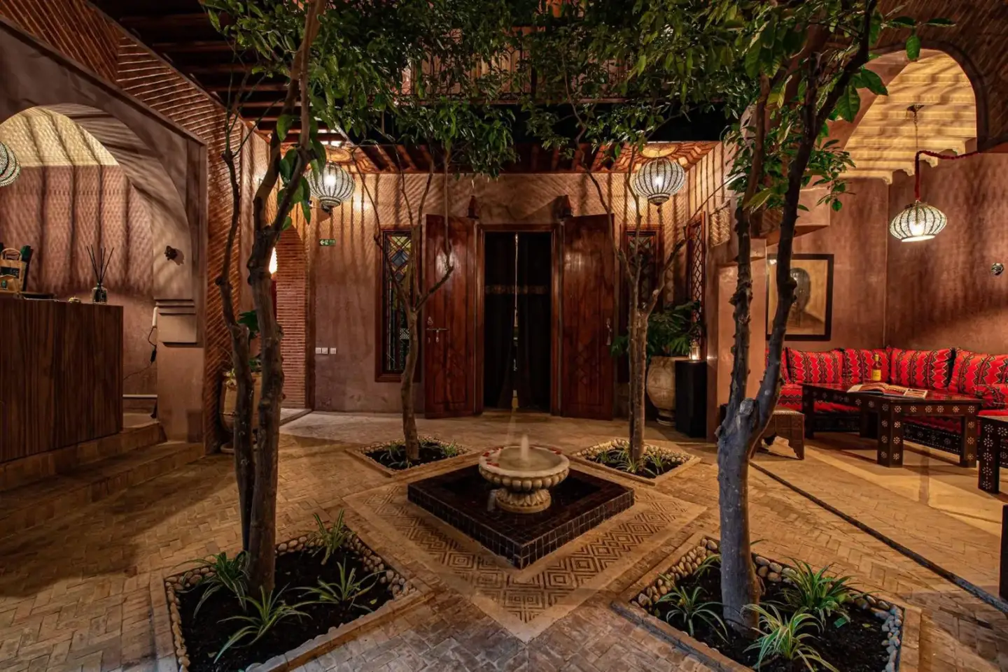 Elegante Lobby mit Grünpflanzen im Riad Livia Marrakech - Nur für Erwachsene