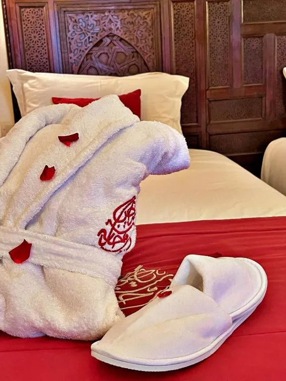 Bata y zapatillas en Riad Marjana suites & Spa en Fez