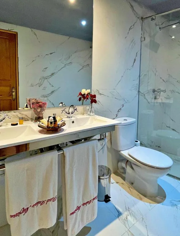 Vista del baño en Riad Marjana suites & Spa, Fez