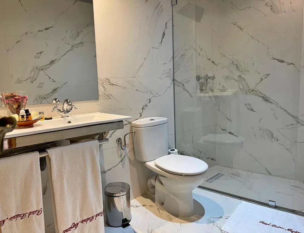 Baño elegante en Riad Marjana suites & Spa, Fez