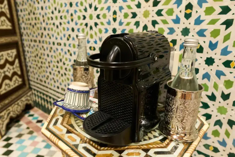 Getränke-Setup im Riad May Fes Original & Spa mit Kaffee und Wasser