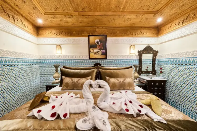 Elegantes Schlafzimmer im Riad May Fes Original & Spa mit Handtuch-Schwänen