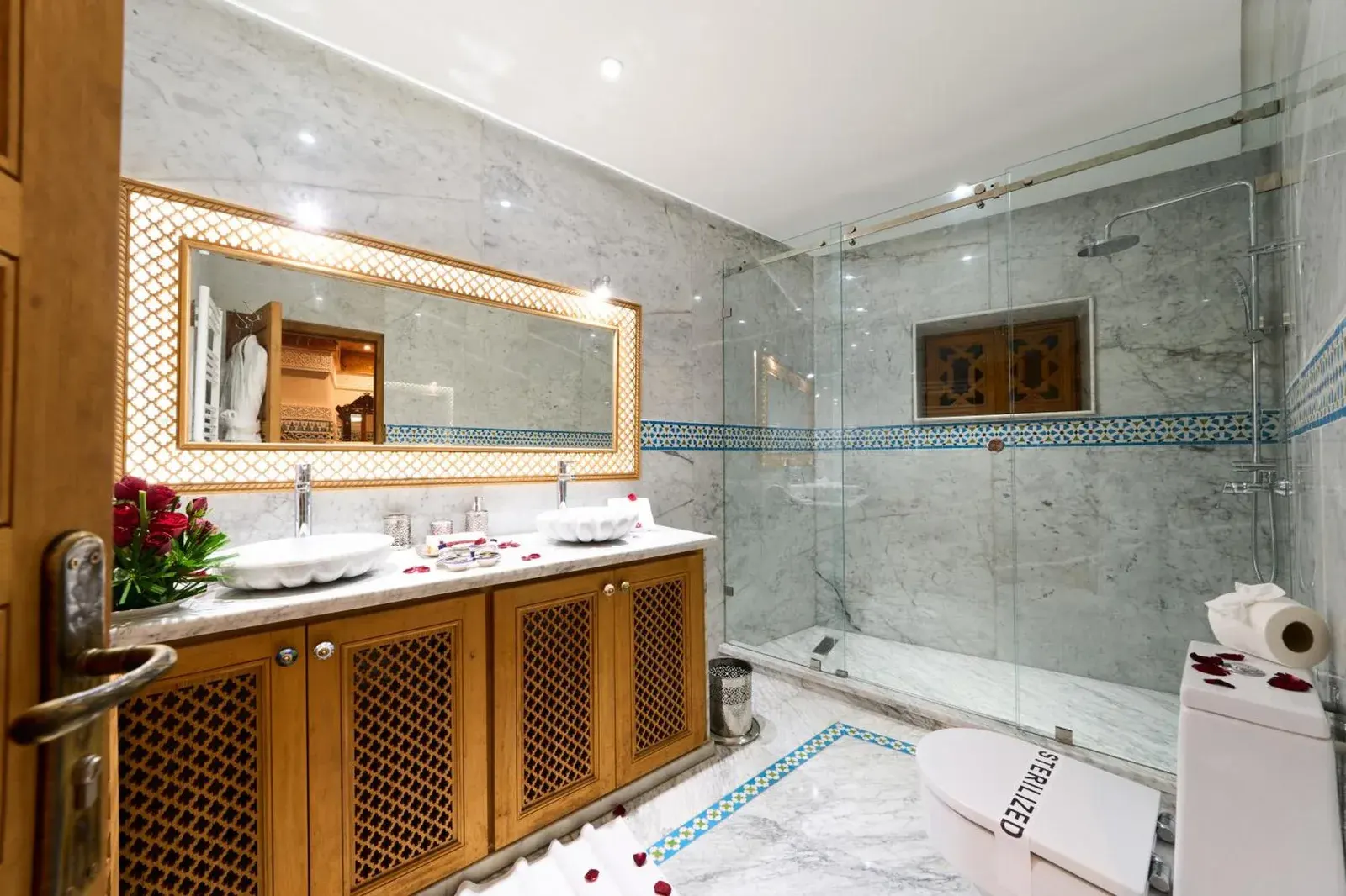 Modernes Badezimmer im Riad May Fes Original & Spa mit Marmor