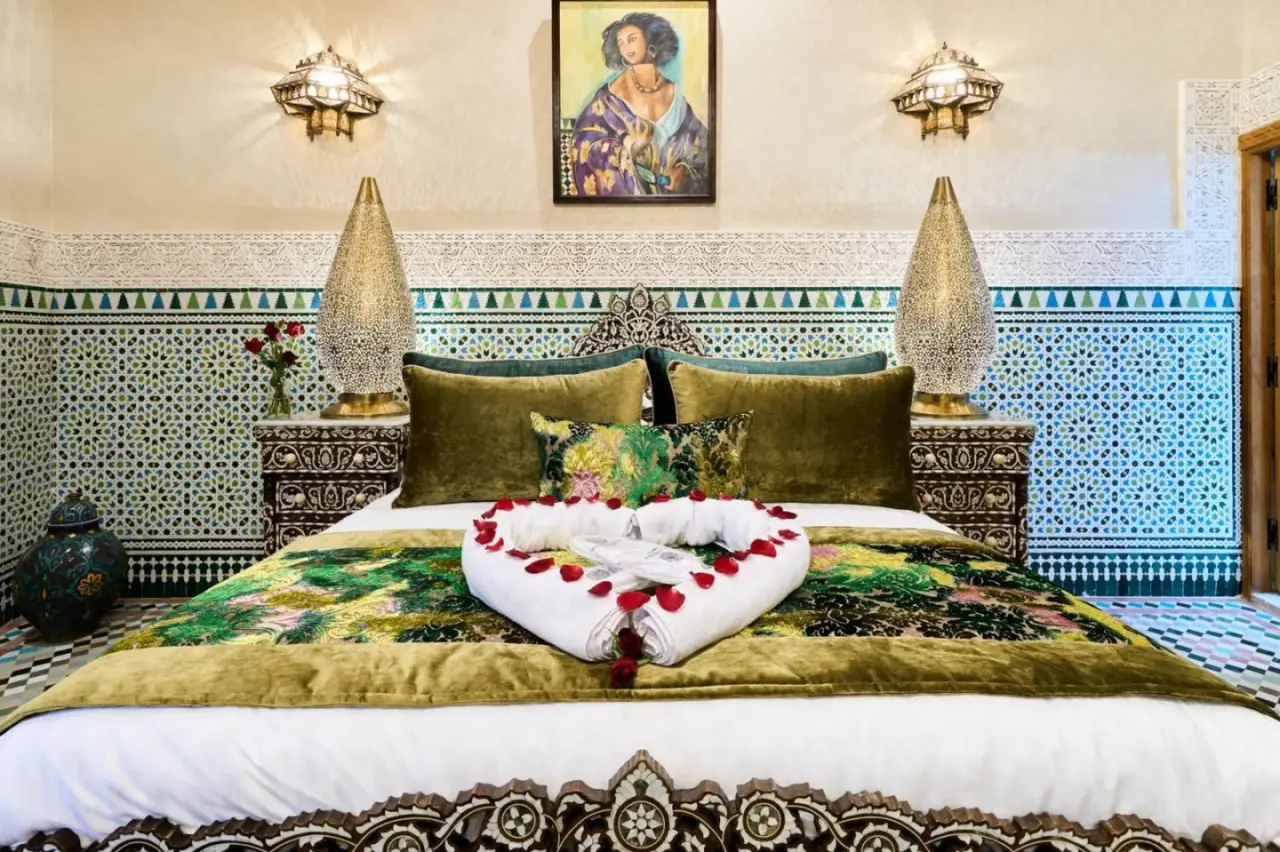 Romantisches Bett-Arrangement im Riad May Fes Original & Spa mit Rosenblättern