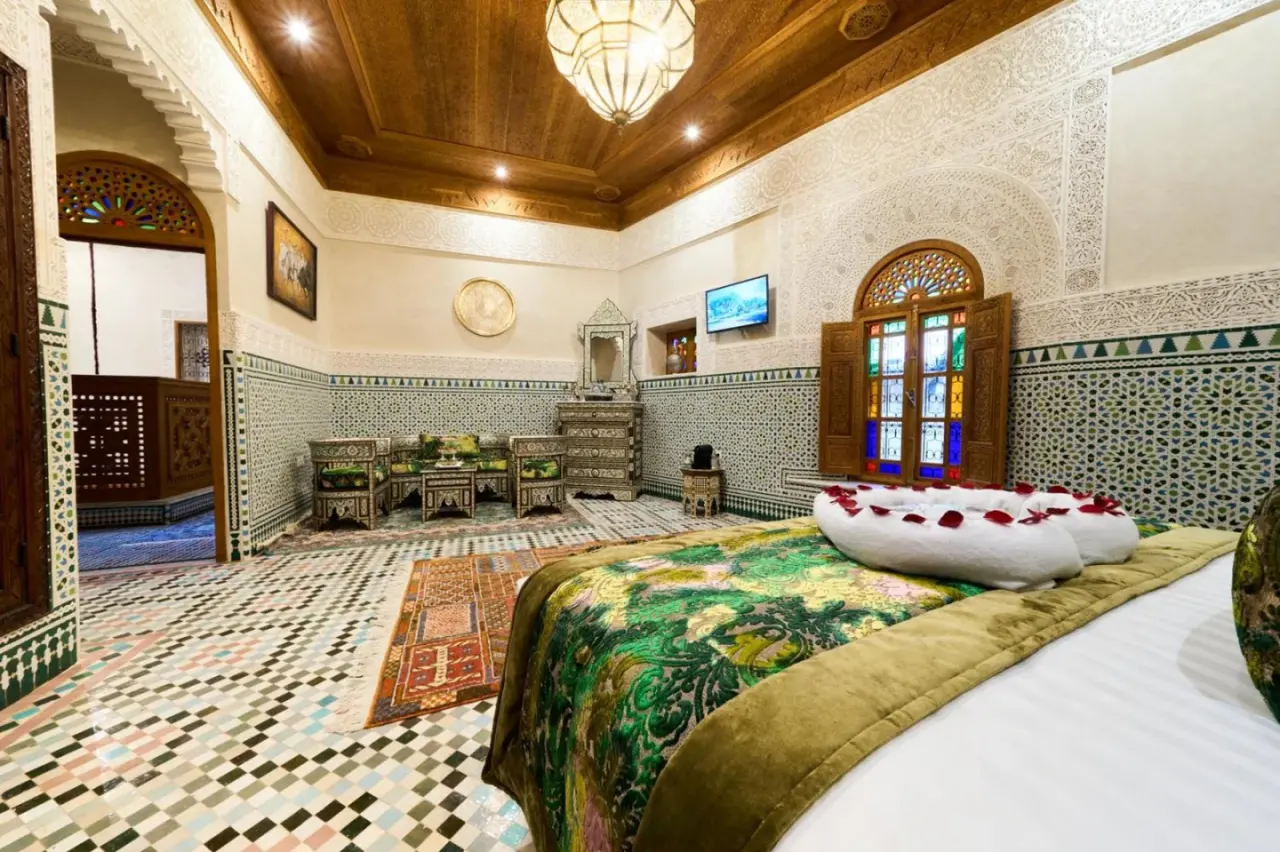Suite-Blick im Riad May Fes Original & Spa mit Dekor-Details