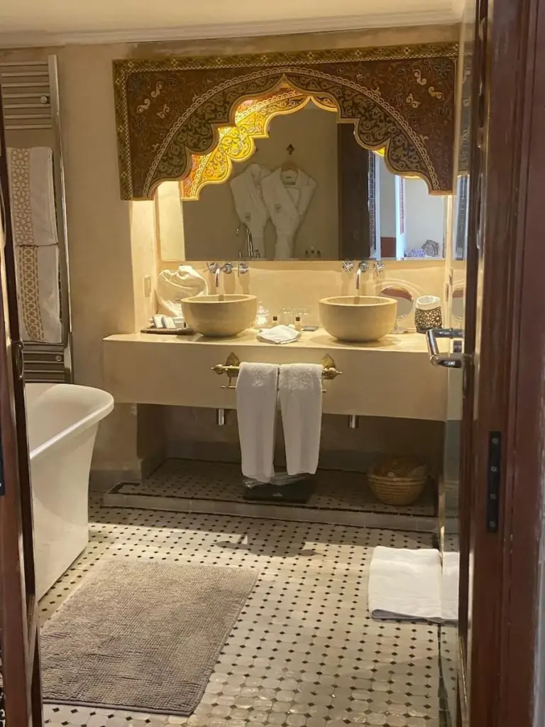 Baño elegante en Riad Mayfez Suites & Spa