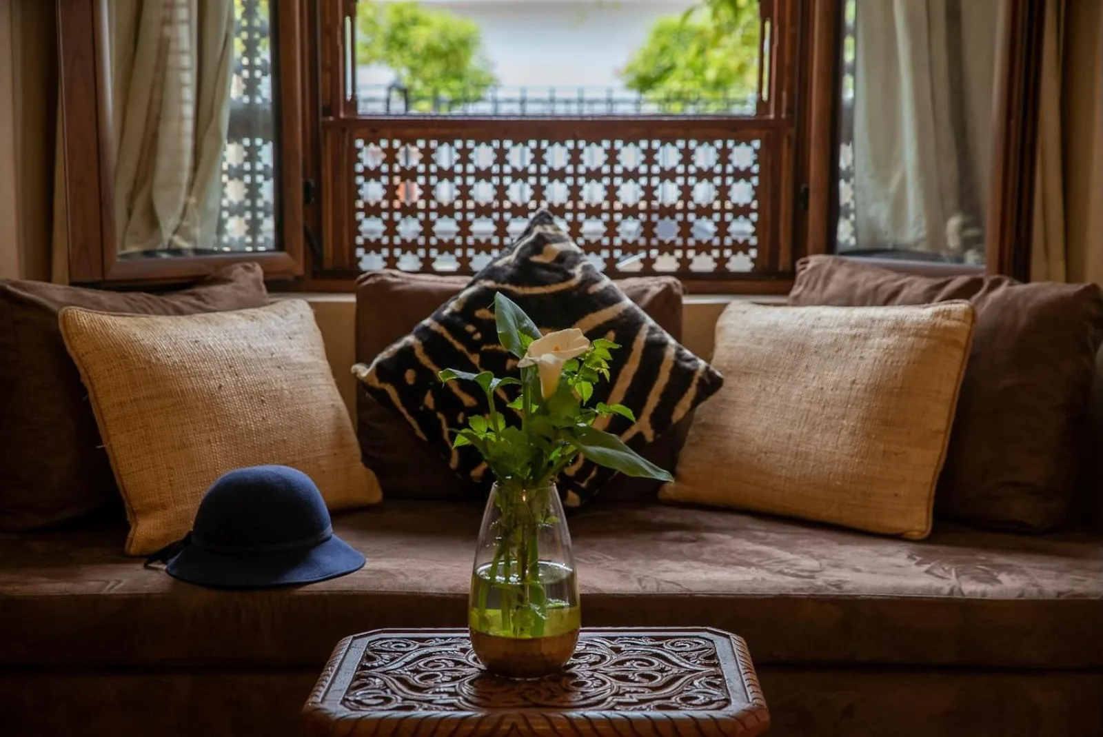 Zona de estar con cojines decorativos en Riad Mayfez Suites & Spa