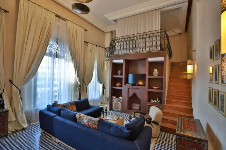 Estilosa zona de estar en Riad Mayfez Suites & Spa