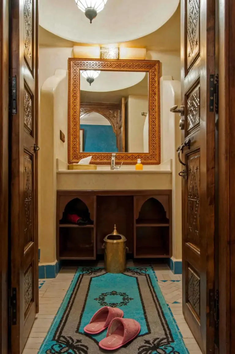 Lavabo de salle de bain dans le Riad Merzouga Marrakech