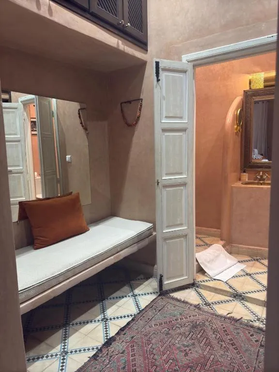 Entryway and bathroom at Riad MISS CARACAL in Marrakech