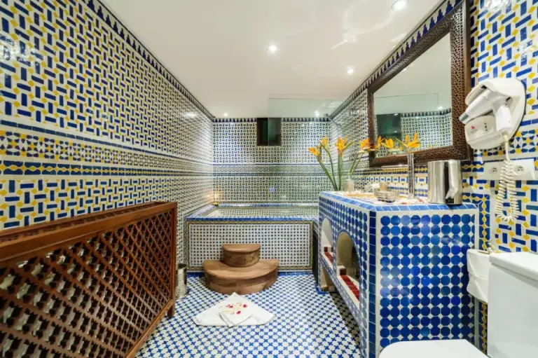 Riad Rcif & Spa Originale spa bathroom with tile design