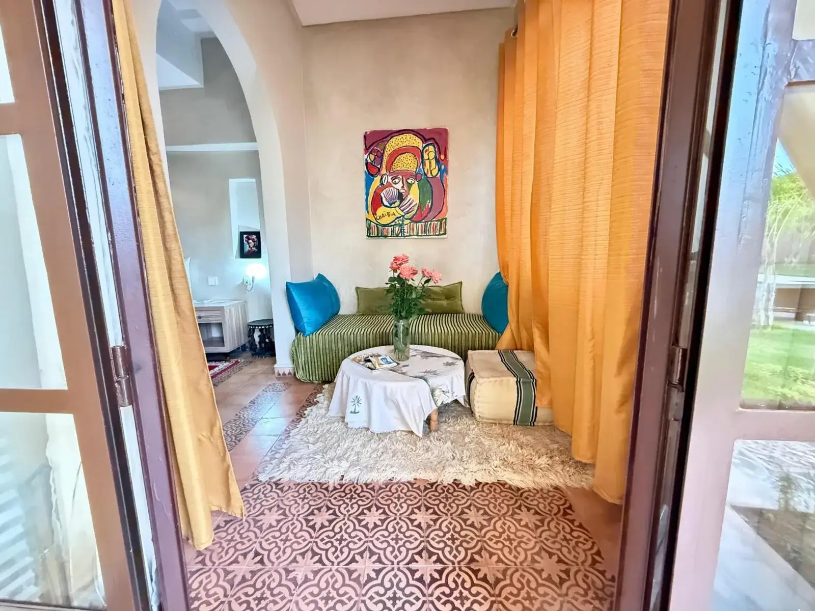 Acogedor espacio de estar de Riad Safran Ralya con arte
