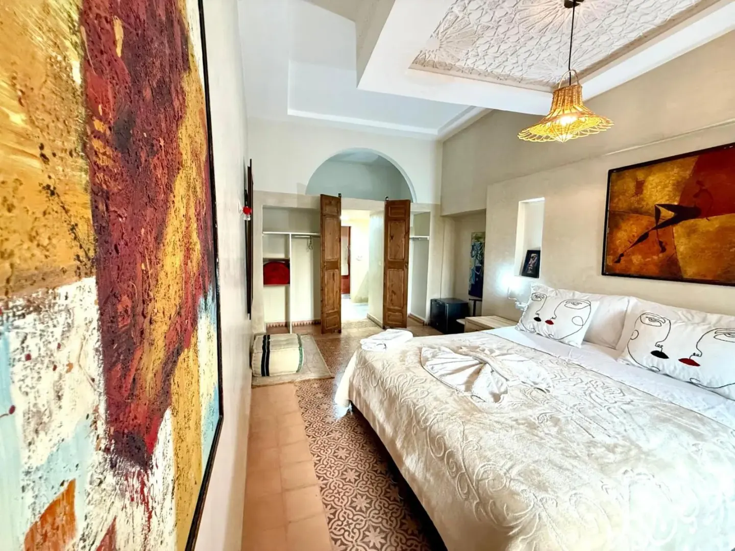 Elegante dormitorio de Riad Safran Ralya con obras de arte
