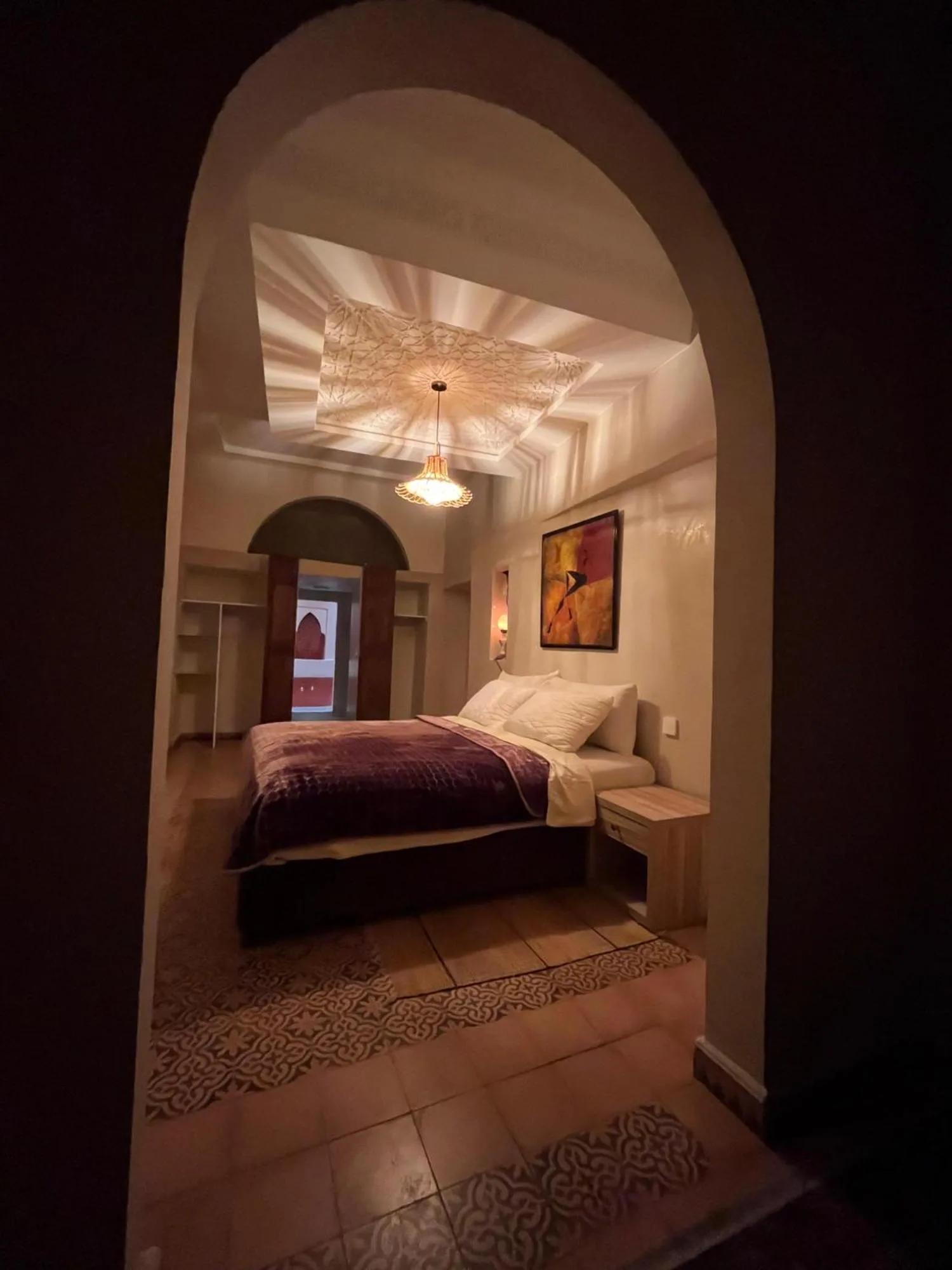 Habitación íntima para huéspedes de Riad Safran Ralya por la noche