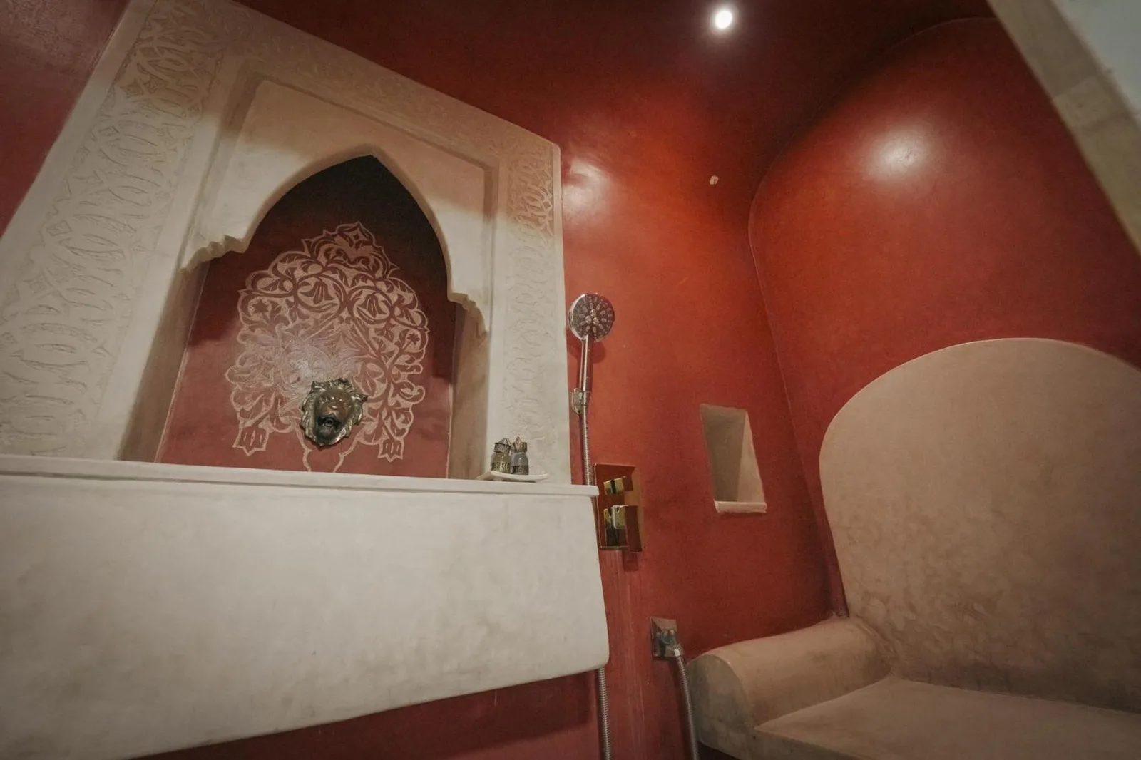 Baño tradicional rojo de Riad Safran Ralya