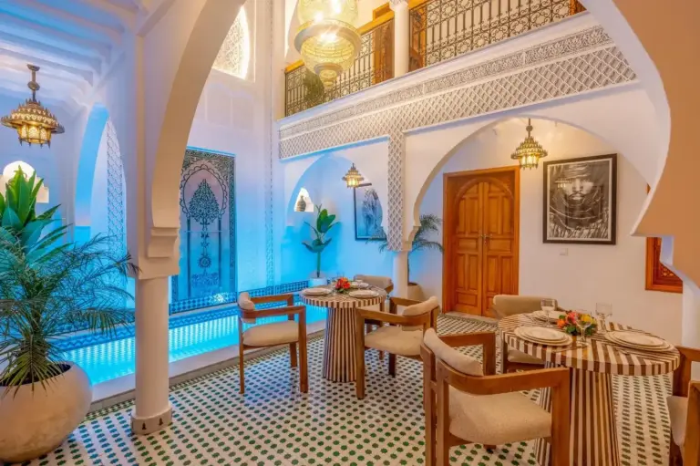 Zona de comedor con vistas a la piscina en Riad Secret De Medina en Marrakech