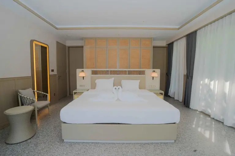 Luxury bedroom with decor at Riahi by Swiss-Belhotel, Batam