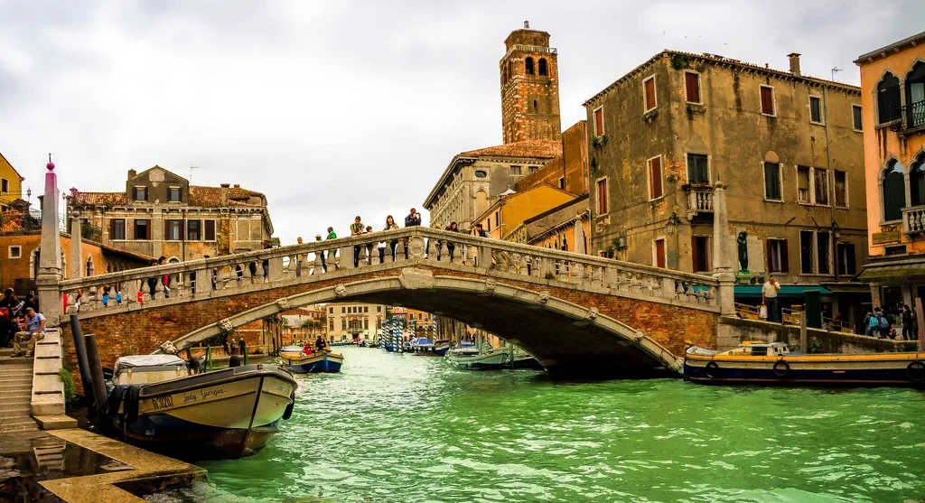 Rialto Bridge in Venecia