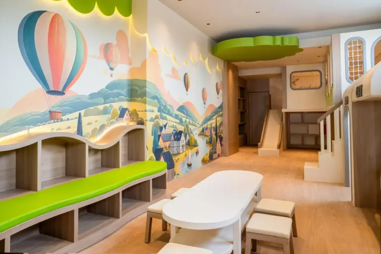 Rich Palace Hotel – hôtel à Surabaya, Indonésie – une chambre pour enfants avec une fresque de montgolfières à Rich Palace Hotel à Surabaya
