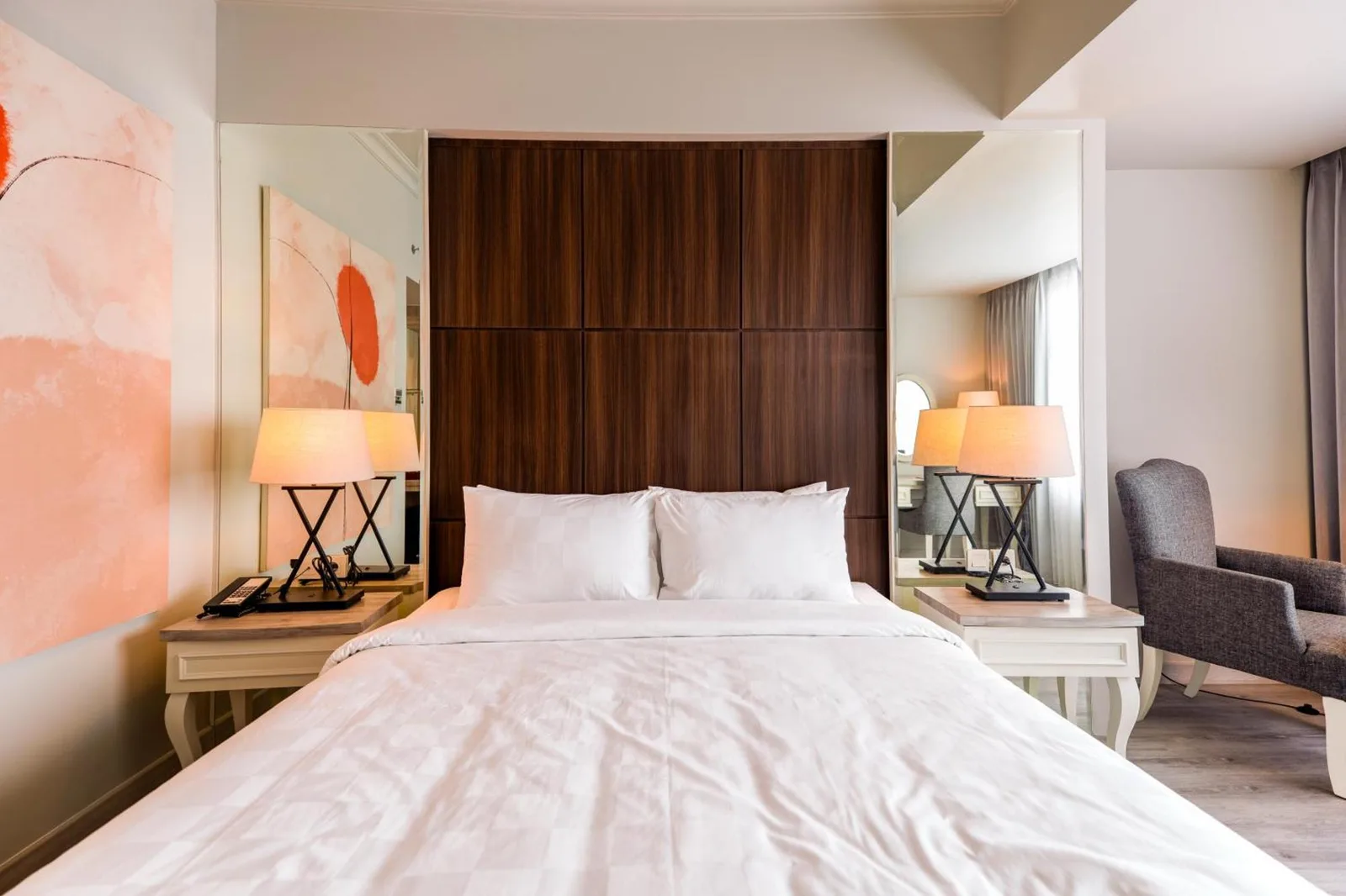 Chambre king lumineuse au Rich Palace Hotel Surabaya avec un grand lit et un mobilier moderne