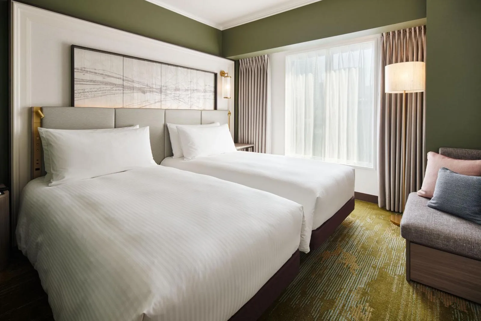 Chambre double avec une abondante lumière naturelle au RIHGA Royal Hotel Osaka