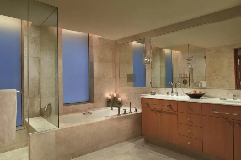 Ritz Carlton Residences DIFC Downtown Dubai Elegantes Badezimmer