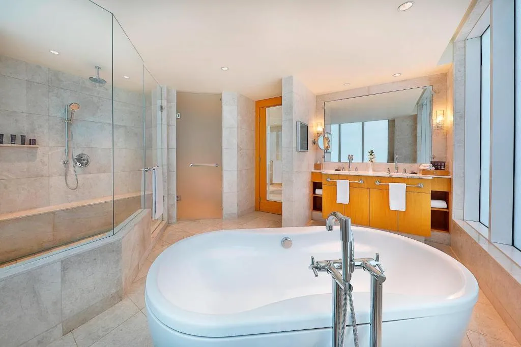 Ritz Carlton Residences DIFC Downtown Dubai Luxuriöse Badewanne
