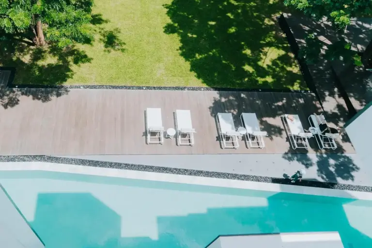 Espace au bord de la piscine de Riva Vista Riverfront Resort Chiang Rai