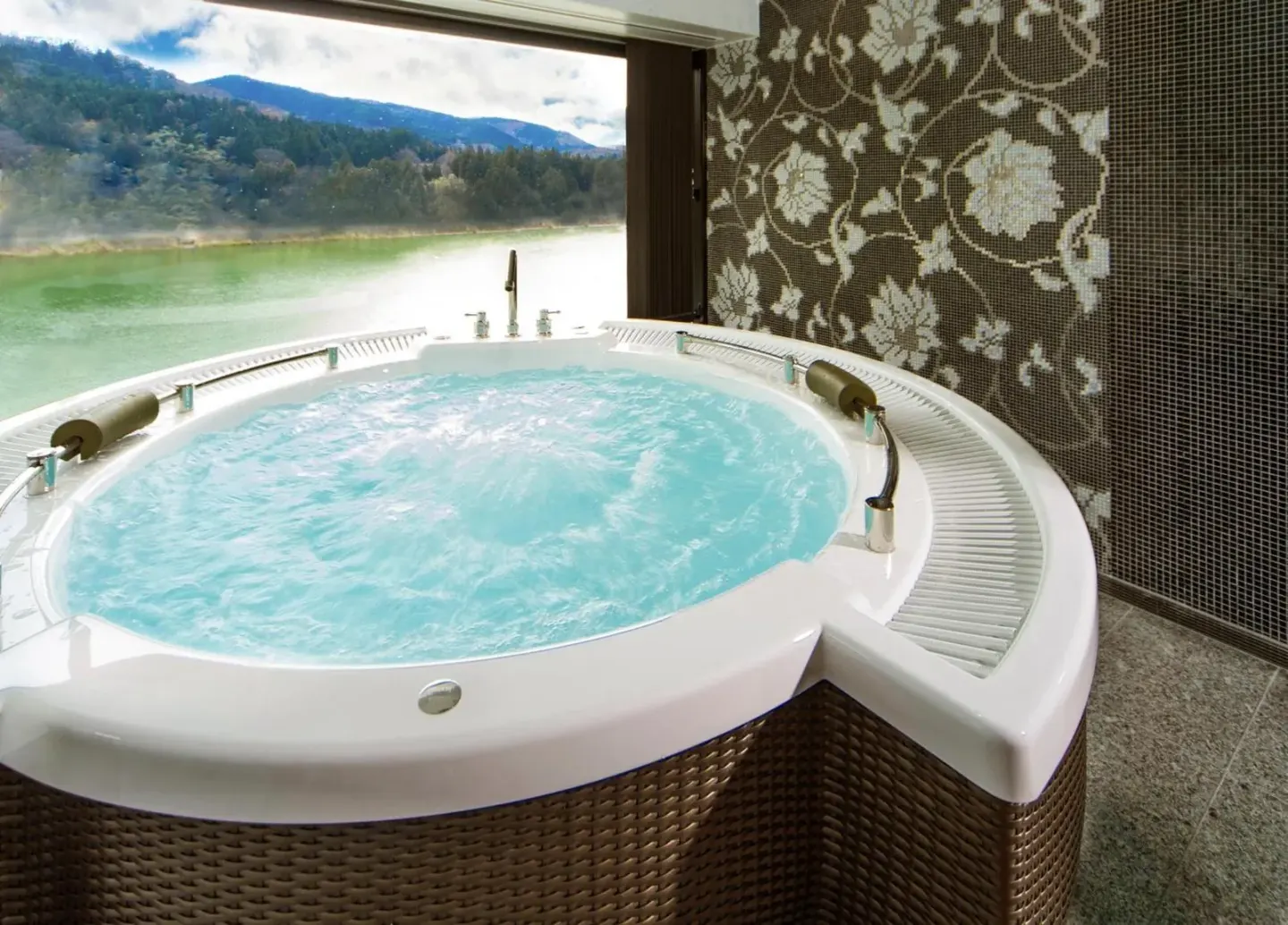 Jacuzzi at River Retreat Garaku with scenic views