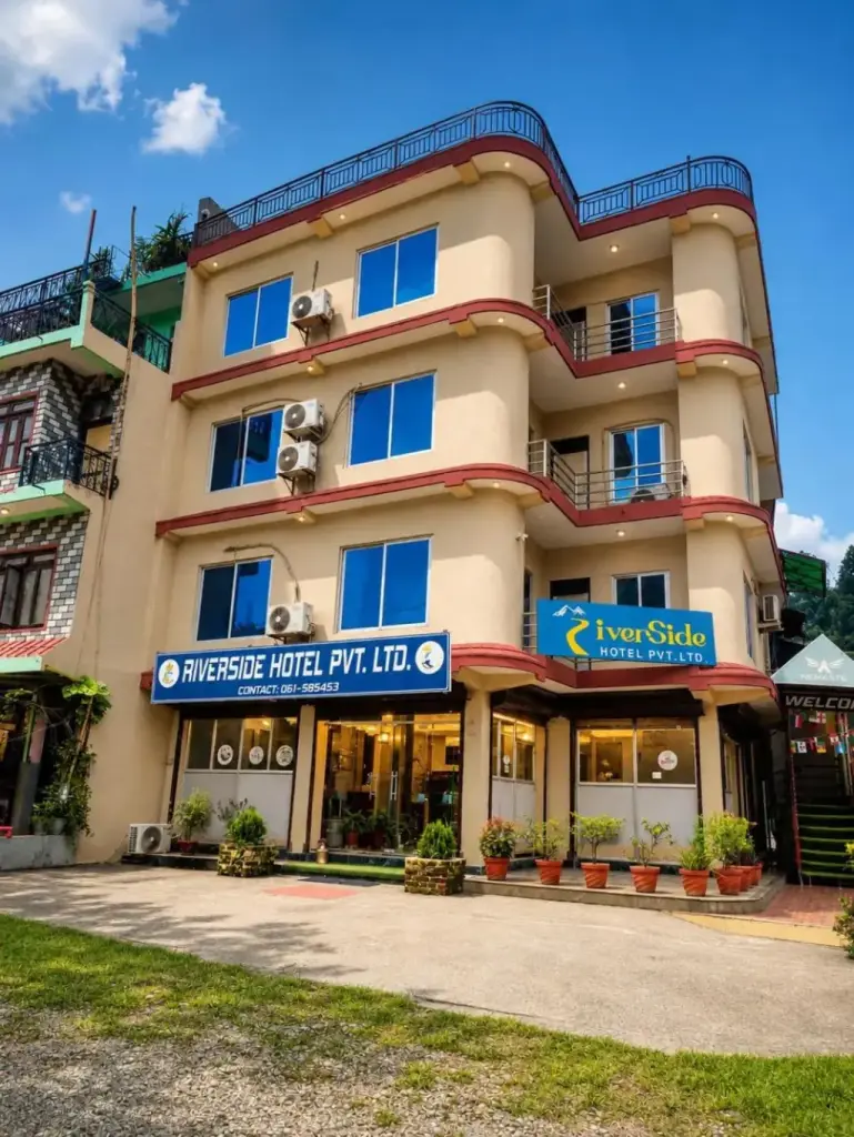 Vista exterior de River Side Hotel Pvt Ltd en Bandipur, mostrando el edificio del hotel y la entrada