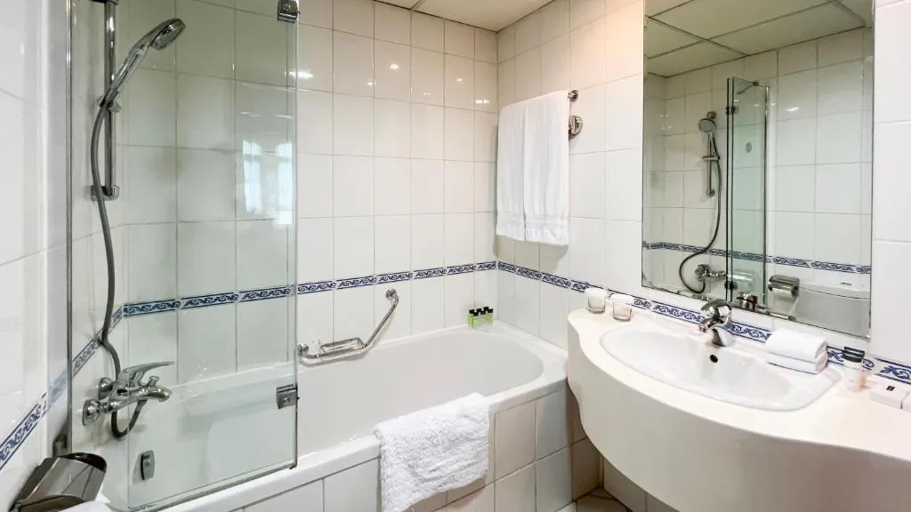 Badezimmereinrichtungen im Roda Al Murooj Residences