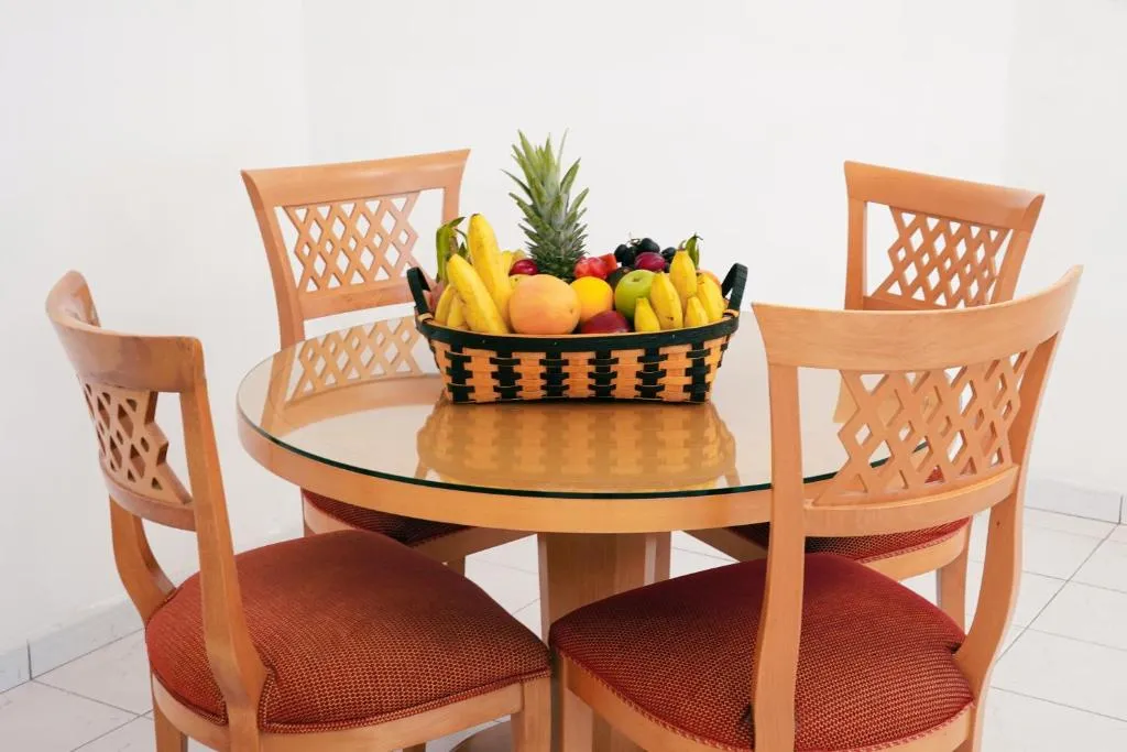 Esstisch mit Früchten in Roda Al Murooj Residences