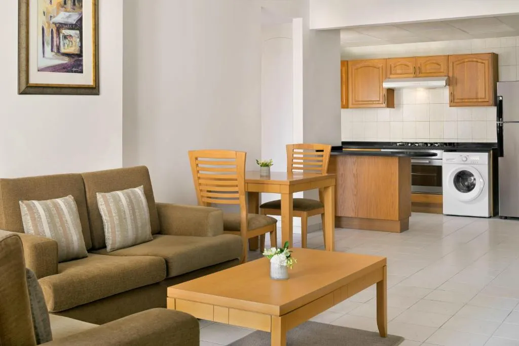 Wohnbereich mit Küche in den Roda Al Murooj Residences