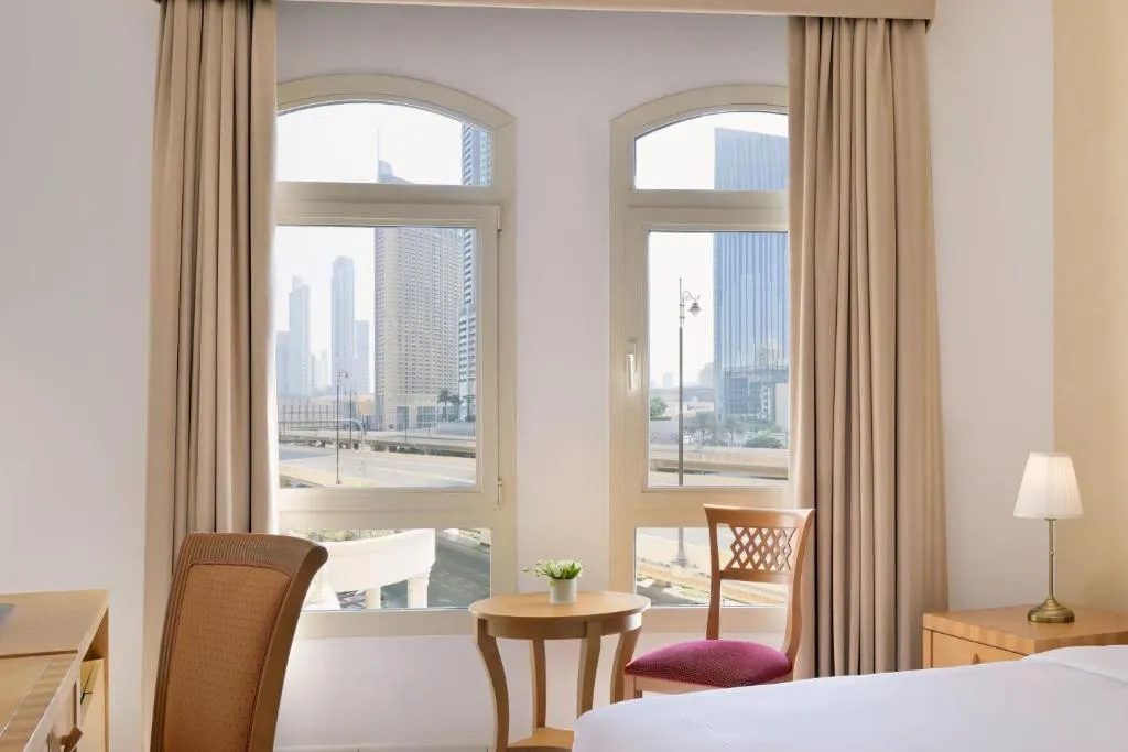 Sonniger Fensterblick von den Roda Al Murooj Residences