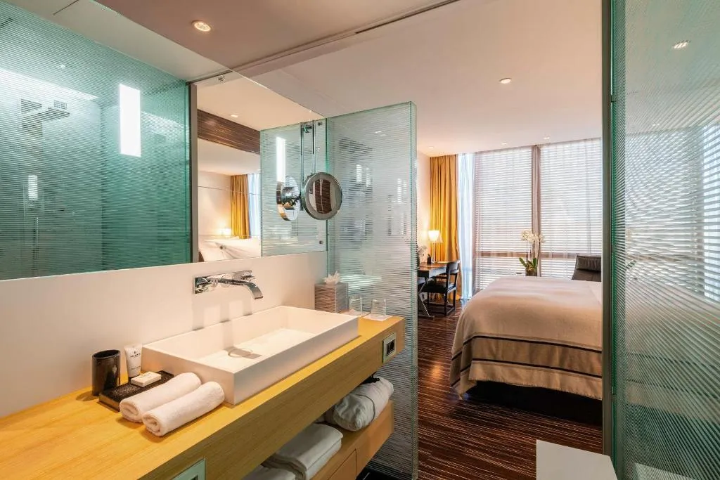 Área de baño elegante en ROMEO Napoli en Nápoles