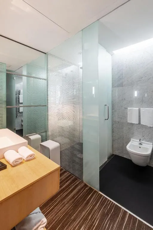 Baño moderno en ROMEO Napoli en Nápoles