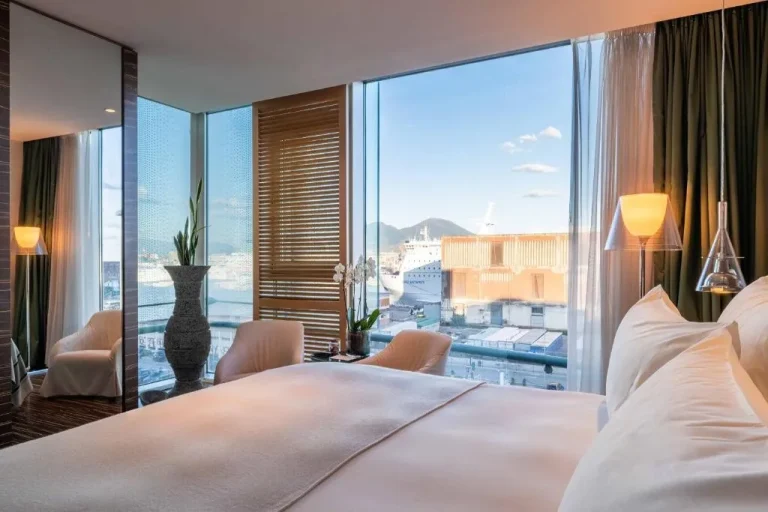 Escenario de habitación escénico en ROMEO Napoli en Nápoles