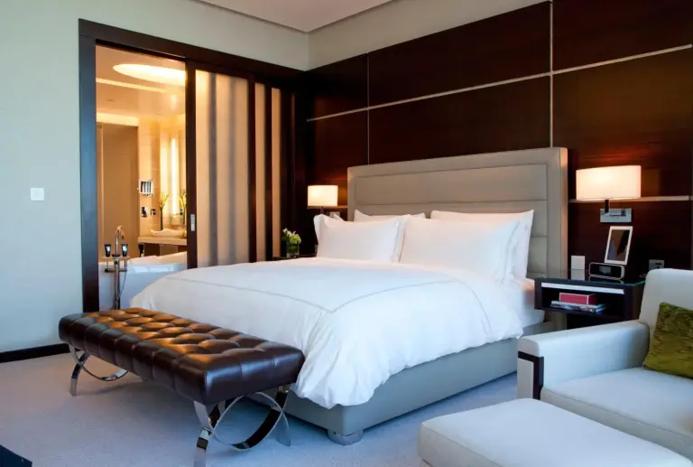 Elegantes Gästezimmer von Rosewood Abu Dhabi