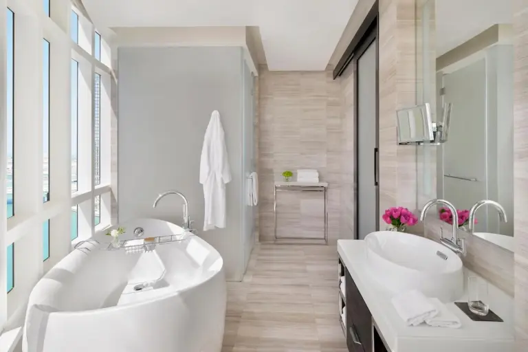 Luxuriöses Badezimmer von Rosewood Abu Dhabi