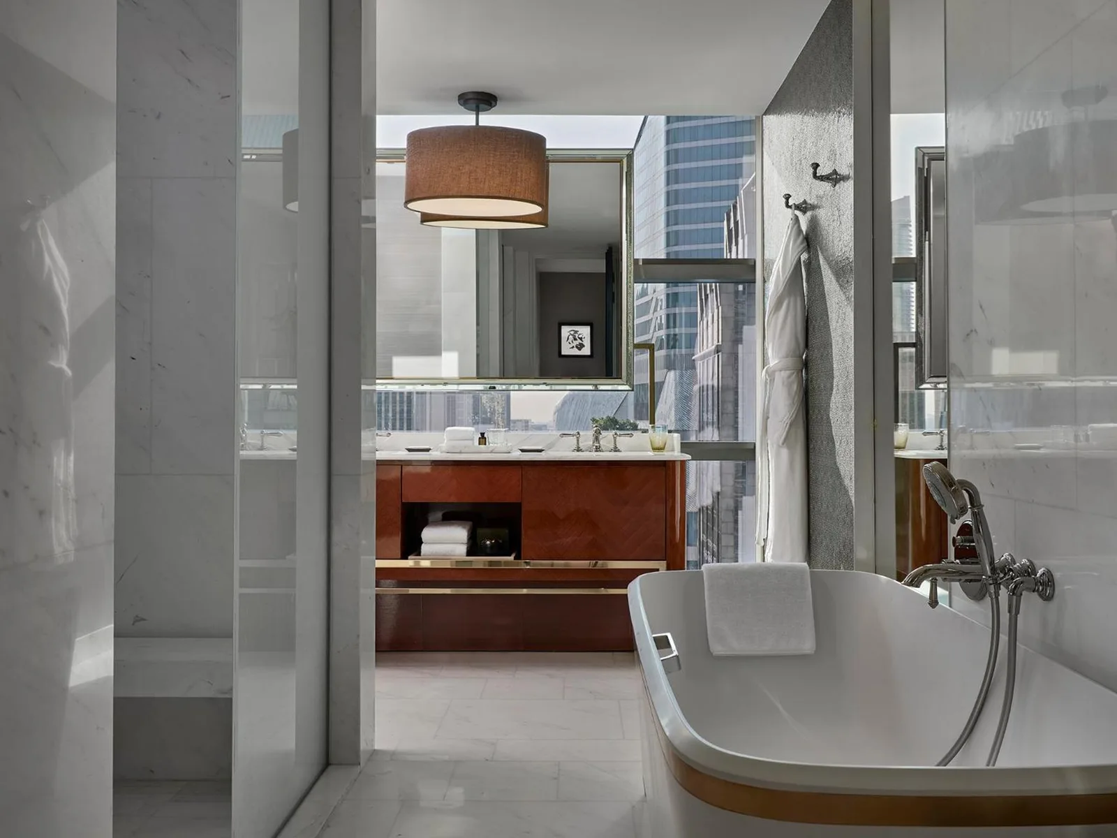 Salle de bains moderne au Rosewood Bangkok