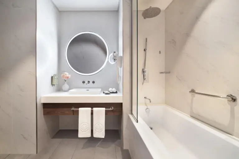 Bathroom with bathtub at Rotana Ras Al Khaimah - The Mangroves