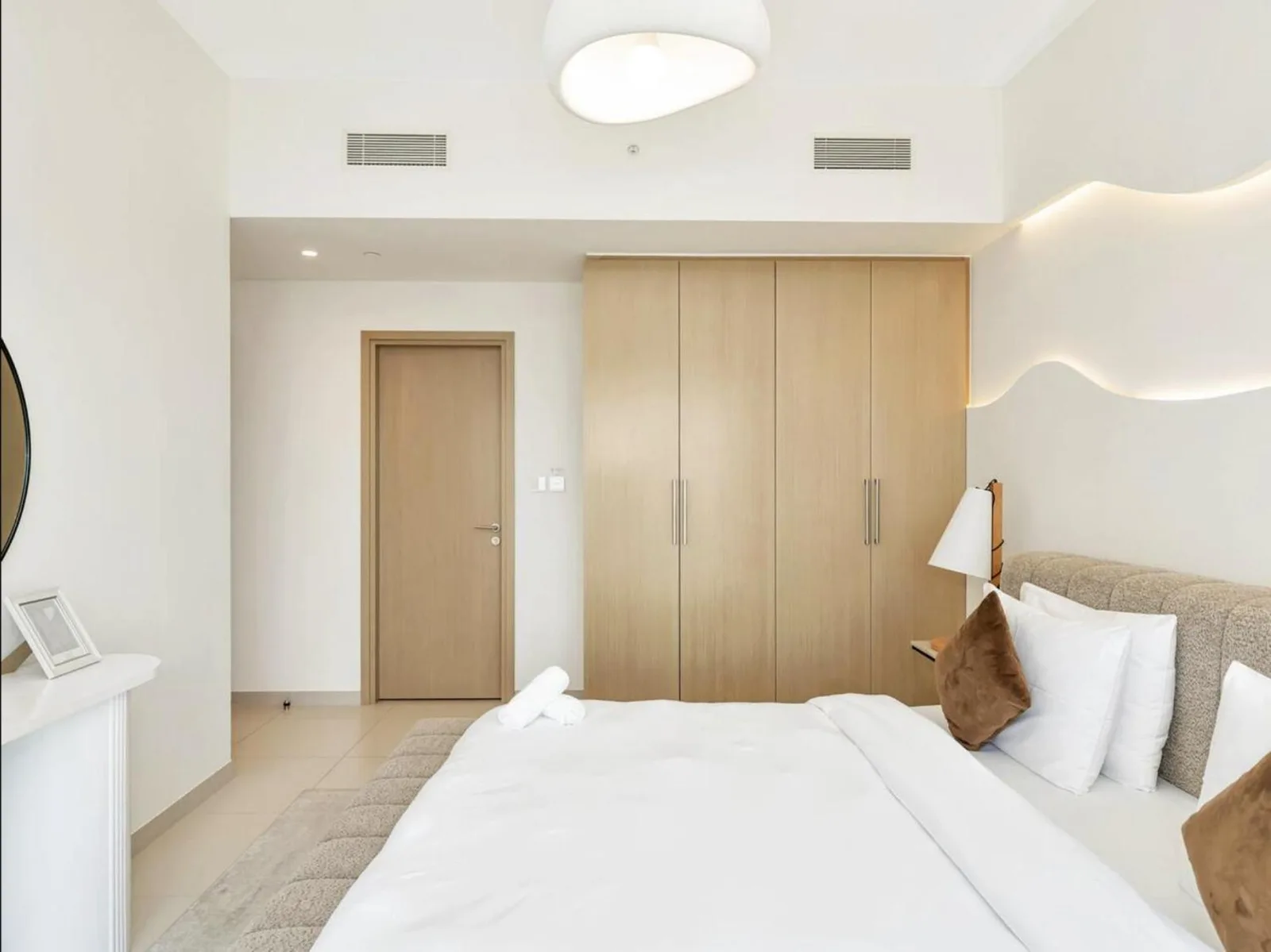 Chambre minimaliste avec équipements modernes au Rovostays Prime Luxury Private Room, Downtown Dubai