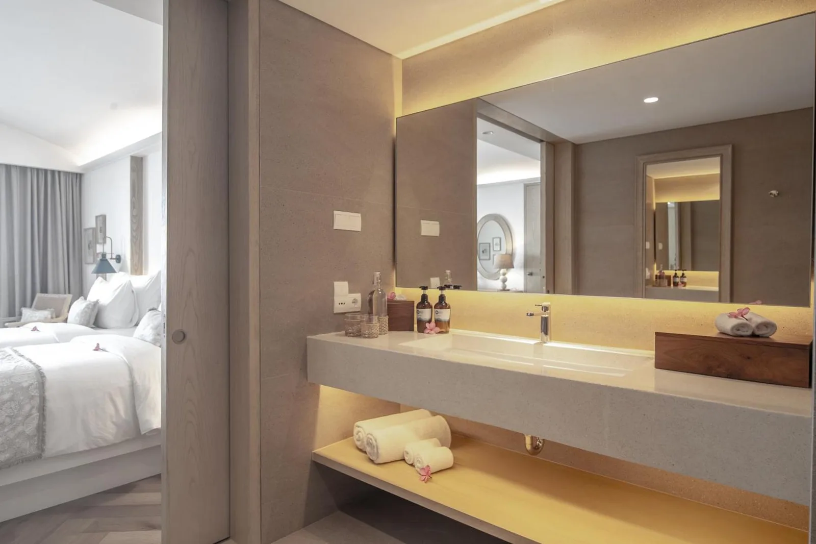 Lavabo del baño en Royal Avila Boutique Resort