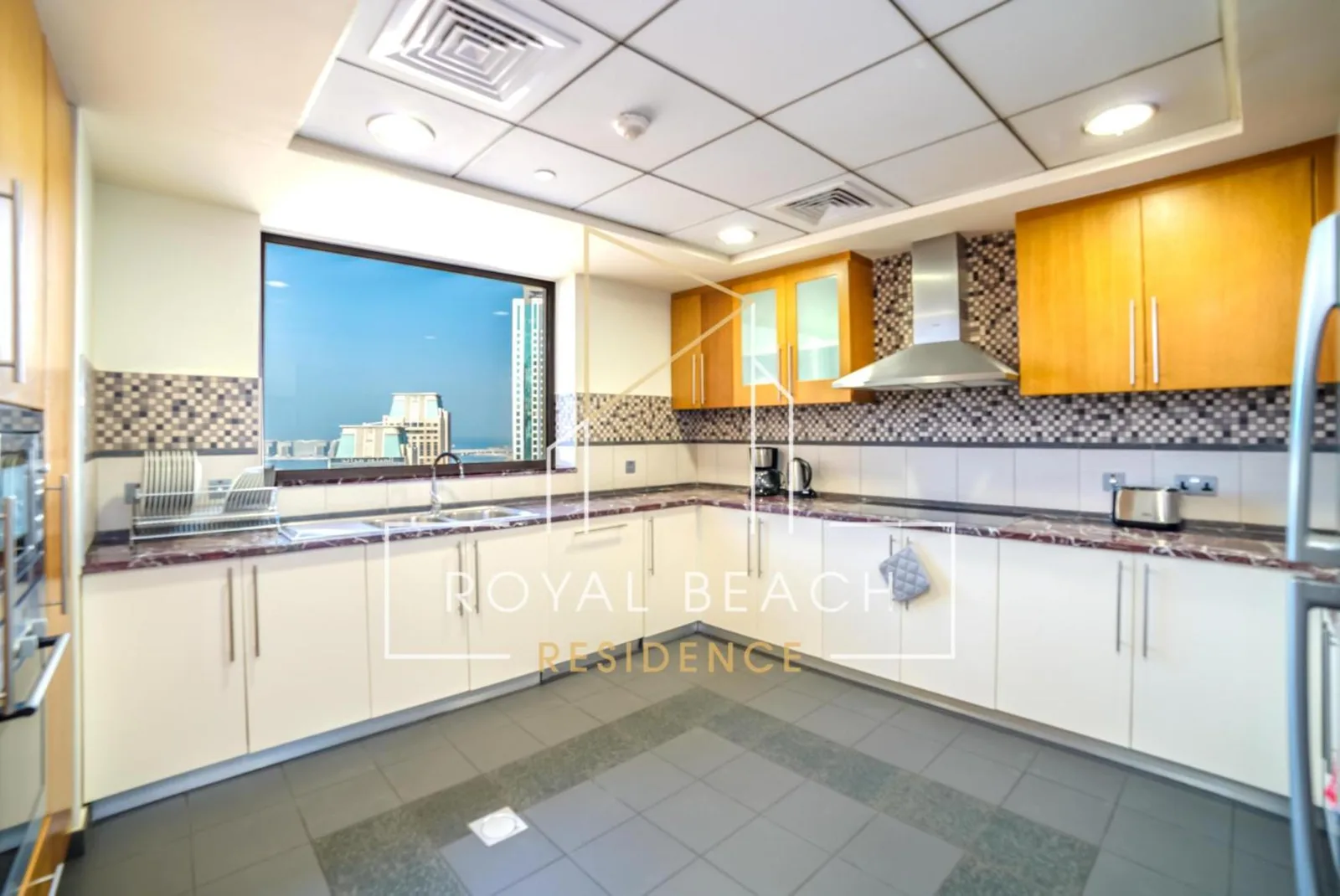Vista de la cocina en Royal Beach Residence en Dubái