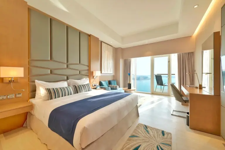 Dormitorio panorámico con vistas en Royal Central Hotel and Resort The Palm en Dubái