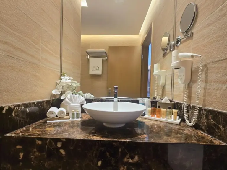 Baño elegante en Royal Central Hotel and Resort The Palm en Dubái