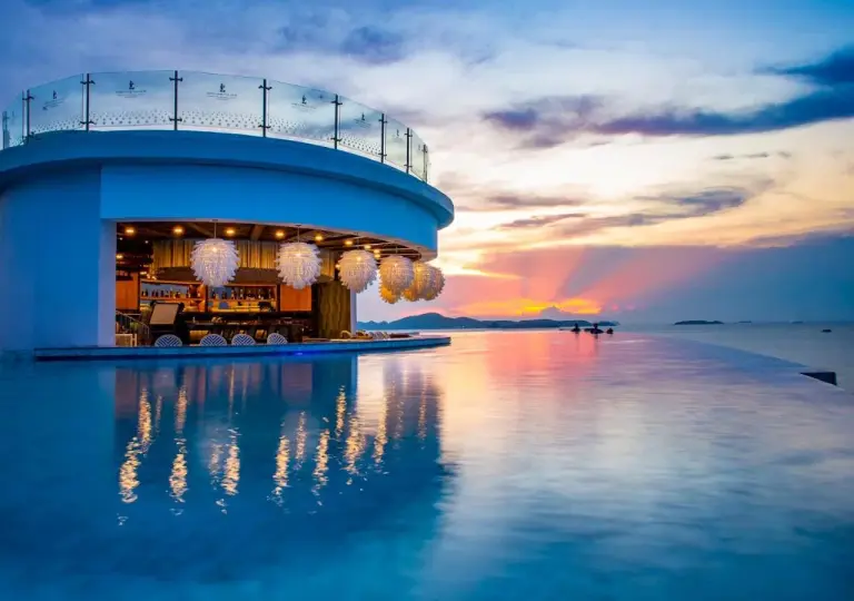 Sonnenuntergangsblick von der Infinity-Pool-Bar im Royal Cliff Beach Terrace Pattaya